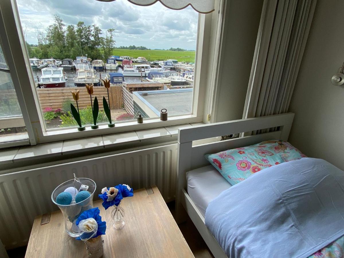 Huis Bij Het Water Met Sloepje Jutrijp Exterior photo